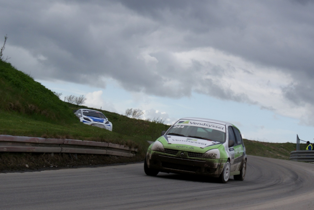 Dennis D. Christensen kører rigtig stærkt i hans Renault Clio II RS.
(Foto: Kim Lauritsen, DCR)